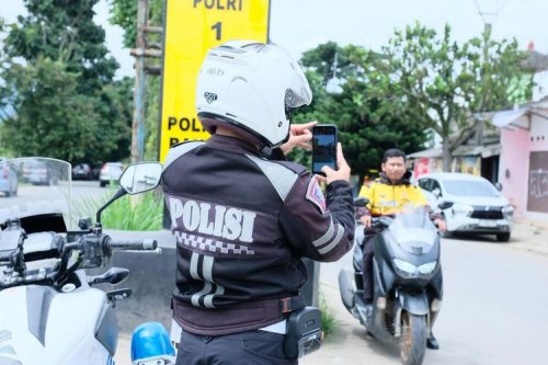Polisi Pakai ETLE Handheld, Ini Bedanya dengan Tilang Manual