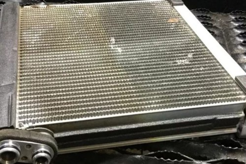 Bau Tidak Sedap dari AC Mobil? Ini Penyebabnya!