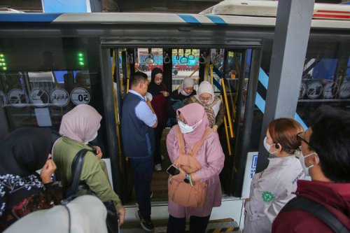 Ketika Angkutan Umum Terpinggirkan di Tengah Tren Kendaraan Listrik