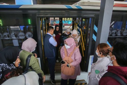 Ketika Angkutan Umum Terpinggirkan di Tengah Tren Kendaraan Listrik