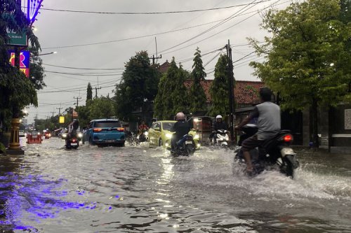 Bahaya Mobil Hybrid Terobos Banjir, Ini yang Harus Diketahui Pemilik
