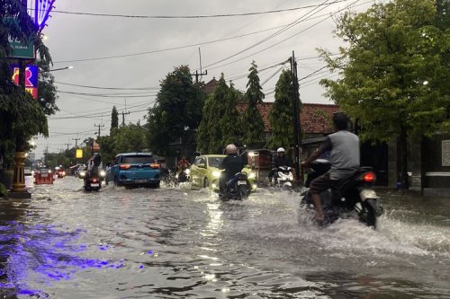 Risiko Tersembunyi di Jalan Basah: Penutup Saluran Air