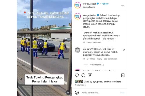 Ferrari Terguling Saat Diangkut Truk Towing di Tol Cengkareng
