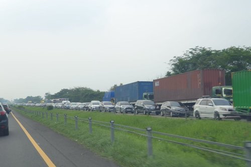 Laporan Lalu Lintas Nataru 2025: Tol Cipali Macet dari KM 120