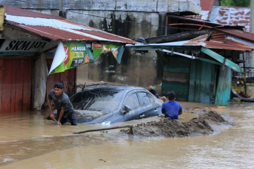 Perbedaan Kerusakan Mobil Terjebak Banjir Saat Mesin Mati dan Hidup