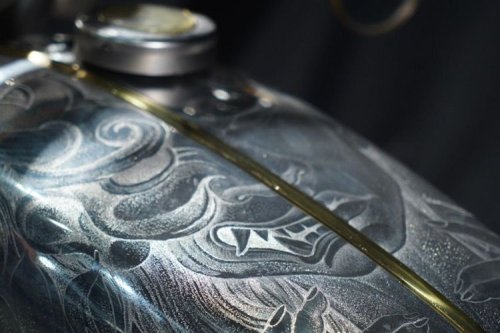 Seni Lukis Tangki Tattoo: Tren Modifikasi Motor Terkini