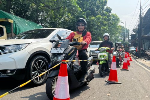 Jalan Lenteng Agung Ambles Bikin Macet, Metode Zipper Jadi Solusi