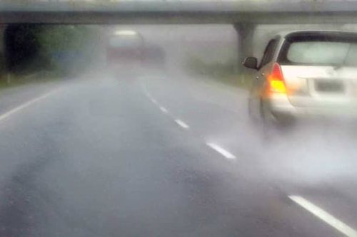Hujan Deras di Jalan? Ini Langkah Aman yang Harus Dilakukan Pengemudi