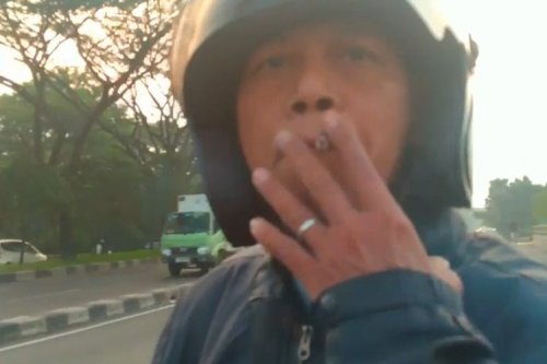Merokok Saat Berkendara, Apakah Bisa Berujung Pencabutan SIM?