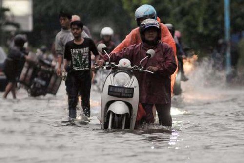 Alasan Motor Tak Boleh Menerjang Banjir Lebih dari Footstep