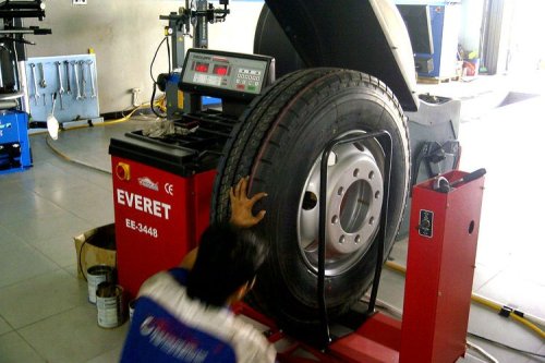 Panduan Rotasi Ban Truk: Hindari Kerugian, Optimalkan Keausan