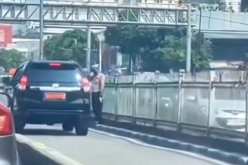 Video Mobil Berpelat Dinas Terobos Jalur Transjakarta, Kena ETLE?