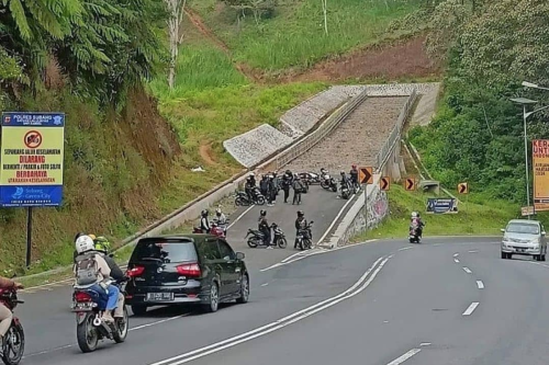 Pemudik Wajib Tahu, Jalur Penyelamat Darurat Bukan Tempat Istirahat