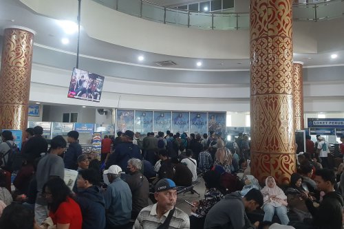 Bebas Biaya, Antrean Loket Mutasi Kendaraan di Samsat Kota Bekasi Mengular