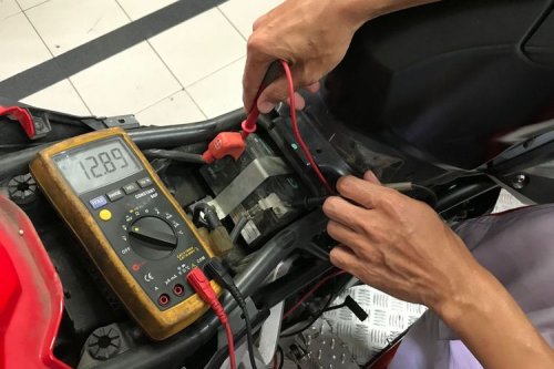 Karakteristik Aki Motor: Karburator dan Injeksi Ternyata Beda