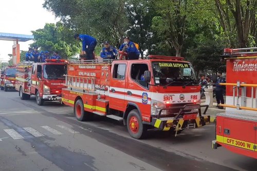Pelanggaran Lalu Lintas: Truk Damkar Terhalang Mobil Lain
