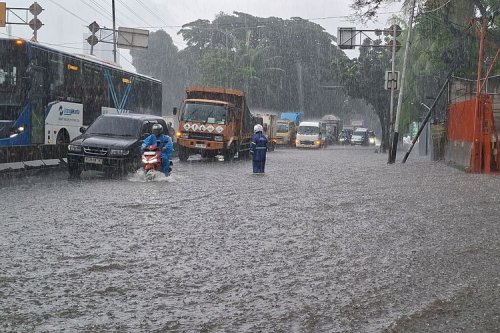 Tips Aman Terjang Genangan Air, Jangan Asal Pilih Lajur