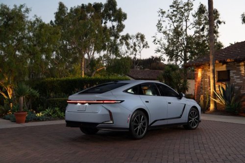 Lexus, Kenalan dengan Sedan Listrik Pertama dari Lexus