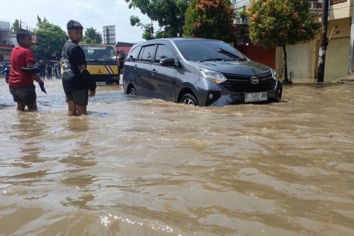Rekomendasi Mobil Berkaki Jenjang untuk Hadapi Genangan Air
