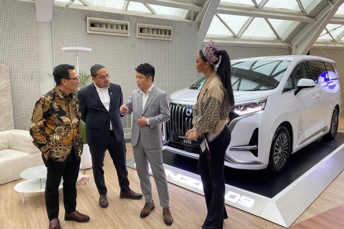 Denza Padukan Dunia Mode dengan Mobil Listrik Premium