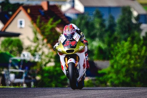 Hasil Moto2 Jepang 2026: Izan Guevara Juara, Mario Aji Terjatuh