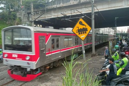 Wajib Waspada! Palang Terbuka Tak Berarti Aman di Pelintasan KA