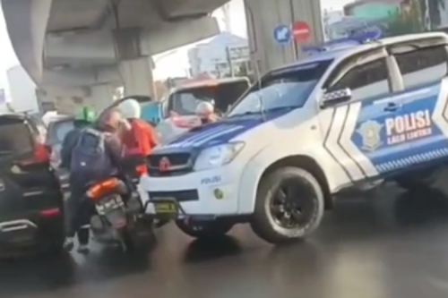 Viral Patwal Polisi Senggol Mobil di Tol Tomang, Ini Sikap Pengendara yang Aman