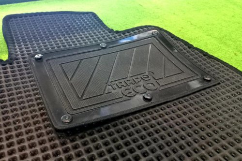 Salah Cuci Bisa Rusak, Ini Teknik Aman Bersihkan Karpet Mobil