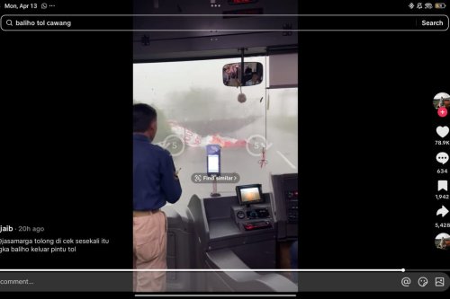 Waspada Cuaca Ekstrem, Papan Reklame Roboh di Jalan Tol Cawang