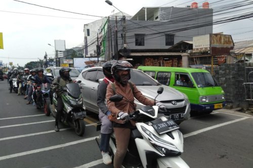 Kemacetan Parah Melanda Jalan Cinere Depok akibat Proyek Gorong-gorong