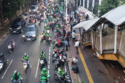 Cara Paling Efektif Cegah Kecelakaan Motor Saat Berangkat Kerja Pagi