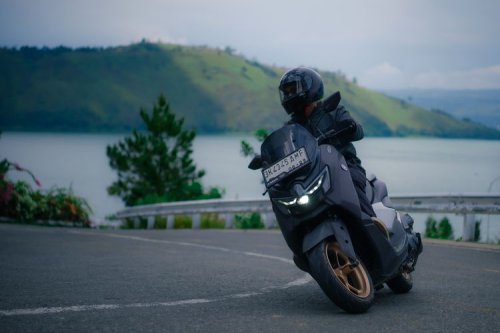 Menaklukkan Bukit Holbung, Buktikan Fitur NMAX Turbo di Samosir