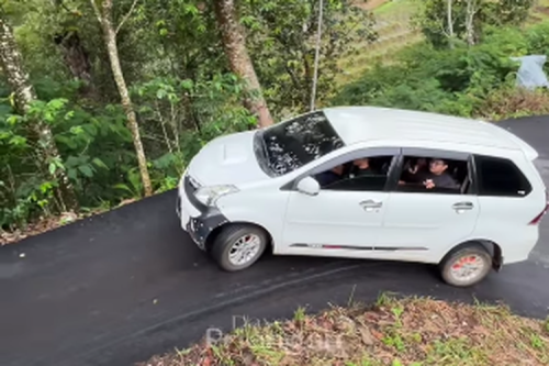 Tips Jitu Agar Mobil Matik Tak Mundur Saat Berhenti di Tanjakan