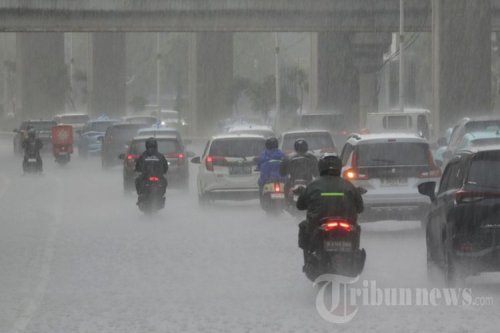 Alasan Wajib Ganti Komponen Mobil Ini di Musim Hujan