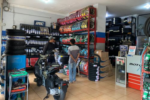Kenapa Ban Belakang Motor Listrik Sulit Diganti? Ini Penjelasannya