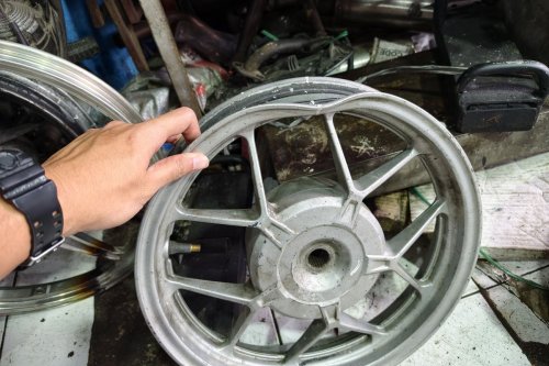Isi Ban Pakai Nitrogen Bisa Cegah Pelek Motor Peang?