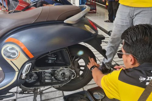 Waspada Ban Motor Kempis di Musim Hujan