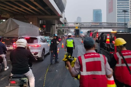 Separator Bus Transjakarta di Jalan Gatot Subroto Dicopot Sementara