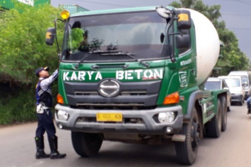Kenapa Truk Ada yang Pakai Pelat Nomor Kuning dan Putih? Ini Artinya