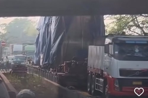 Truk Kontainer Tersangkut di Flyover Jababeka, Hindari Jalan Kalimalang