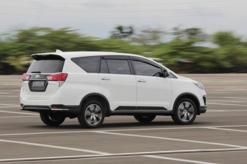Kijang Innova vs Mobil Listrik: Mana yang Lebih Baik?