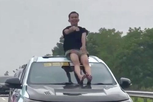 Video Pemuda Lakukan Aksi Pacu Jalur di Atas Mobil di Ruas Tol Lampung