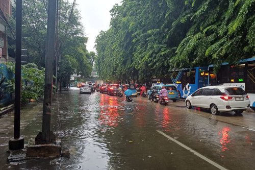 Waspada Jalan Banjir, Ini Patokan Aman Agar Mobil Tak Masuk Selokan