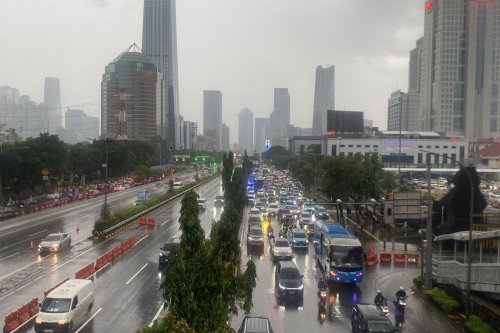 Berkendara Aman Saat Mudik di Musim Hujan