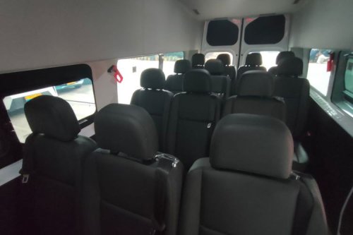 Shuttle Daytrans Pakai Van Listrik, Penumpang Dapat Servis Makan Saat Mobil Dicas