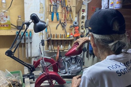 Menyulap Barang Limbah Jadi Miniatur Harley, Sambil Merawat Kenangan