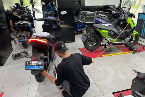Alasan Melepas Ban Belakang Motor Listrik Tidak Bisa Asal