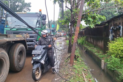 Bahaya Nyata Kabel Menjuntai di Jalan bagi Pengendara Motor