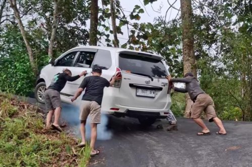 Faktor Penyebab Mobil RWD Gagal Menanjak