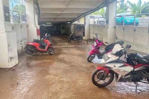 Wajib Lakukan Hal Ini Saat Motor Mogok Usai Terobos Banjir
